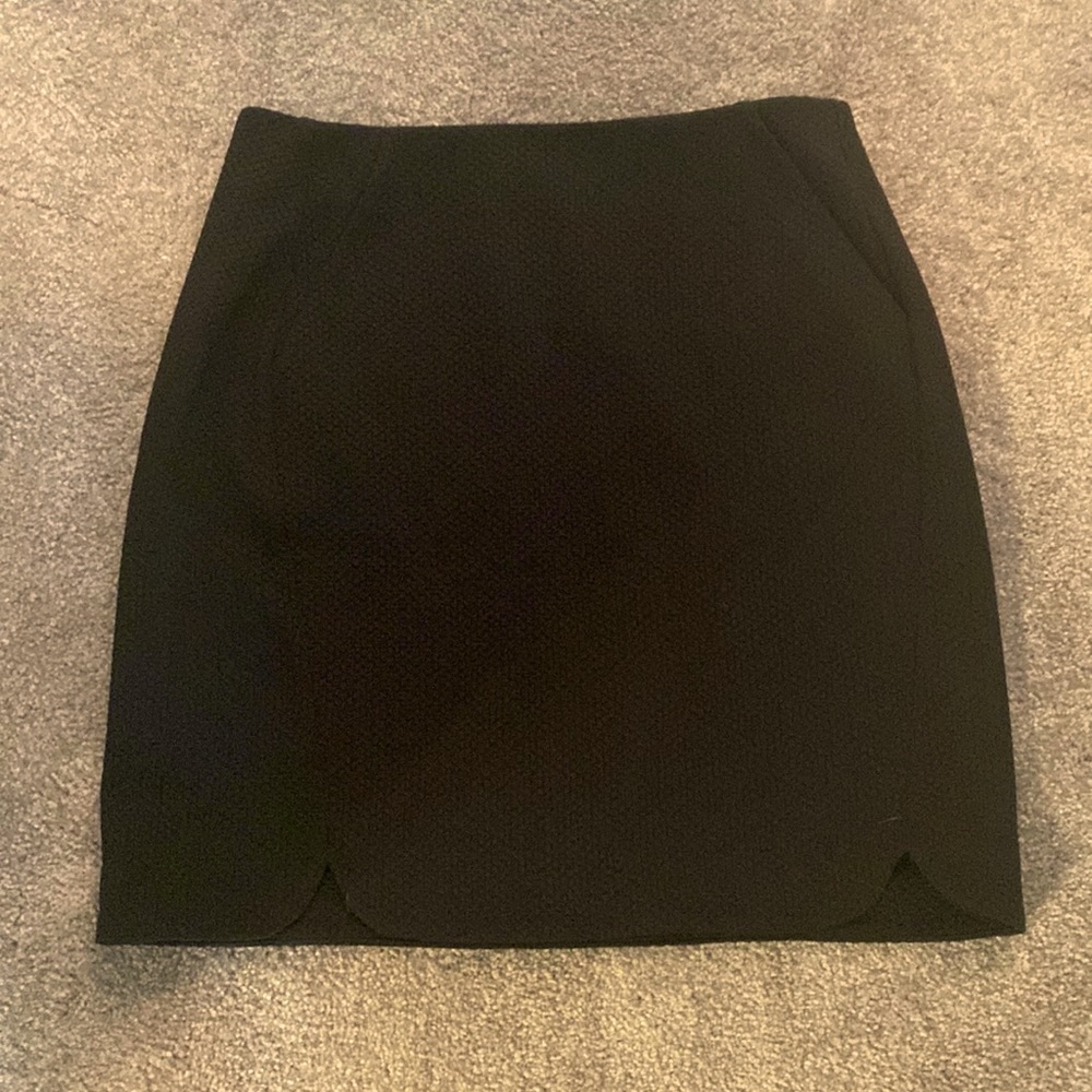 Black Lauren Conrad zip up short skirt size 8 with pockets!